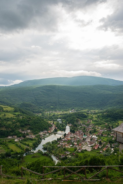 persona revisando una guía de carrera en un portátil con notas y herramientas digitales